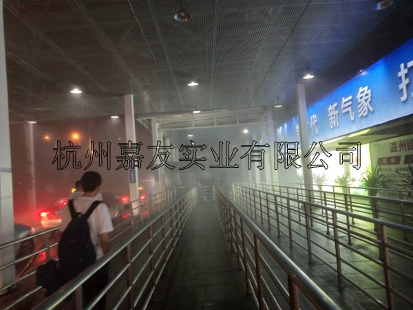 温州火车站出租车候车区安装“极悦注册”喷雾降温系统 温州火车站出租车候车区安装“极悦注册”喷雾降温系统